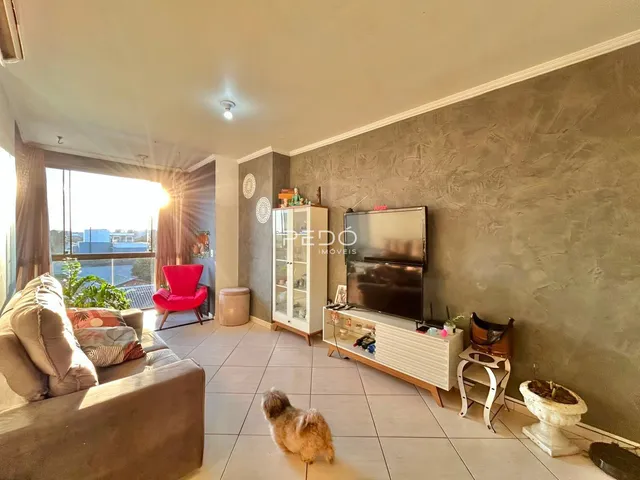 Sala de estar com grande janela e sofá em um imóvel no Brasil.