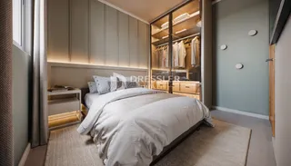 Quarto com cama e guarda-roupa em um apartamento.