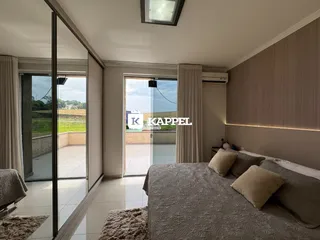 Foto de um quarto com cama e portas de vidro que oferecem vista para o exterior.