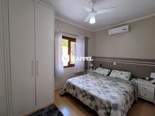 Foto de um quarto com cama e armário em um imóvel.