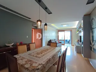 Vista de uma sala de jantar com mesa e cadeiras em um imóvel no Brasil.