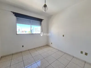Foto de uma sala com piso de cerâmica e janela.