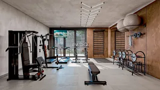 Interior de uma sala ampla com equipamentos de ginástica.
