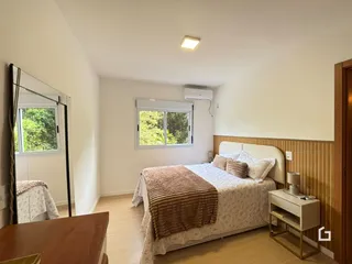 Quarto com cama e janela em um imóvel no Brasil.