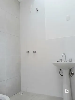 Parede branca com revestimento de cerâmica na área interna.