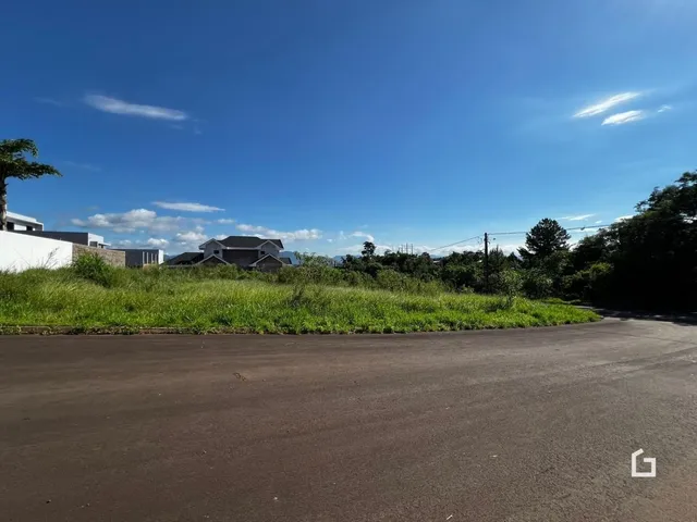 Vista externa de uma propriedade com vegetação e céu azul.
