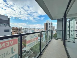 Uma vista panorâmica da cidade de Lajeado a partir de uma varanda.