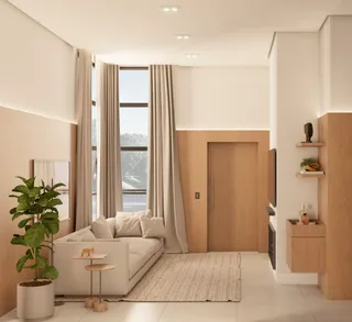 Sala de estar com sofá claro e cortinas claras.