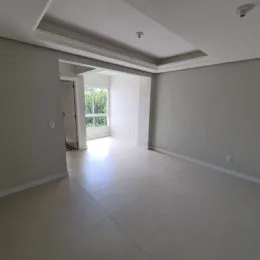Hall de entrada com paredes brancas e teto branco.