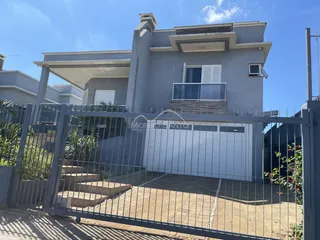 Fachada de uma casa em Lajeado, Brasil, com portão e varanda.