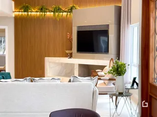 Foto da sala de estar de uma residência moderna com lareira.