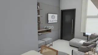 Interior de uma sala com estantes e porta em um imóvel no Brasil.