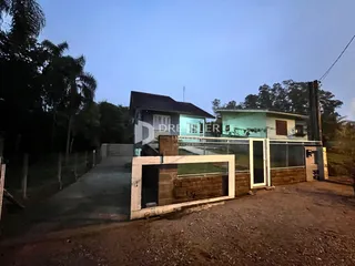 Fachada de uma casa em Lajeado, Brasil, vista da entrada.