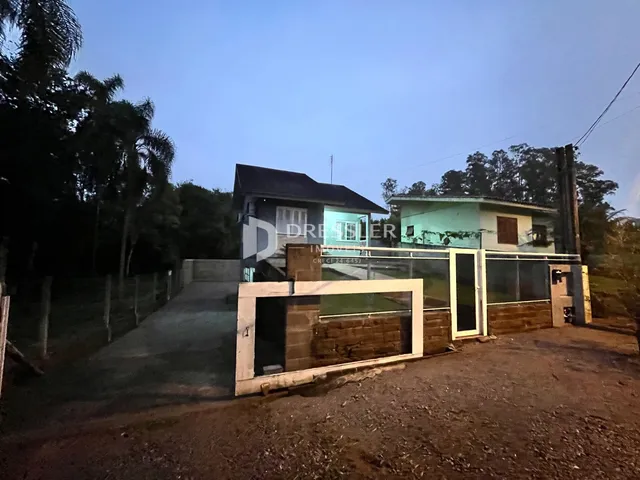 Fachada de uma casa em Lajeado, Brasil, vista da entrada.