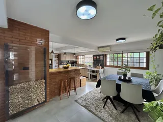Ambiente de sala de jantar e cozinha em um imóvel no Brasil.