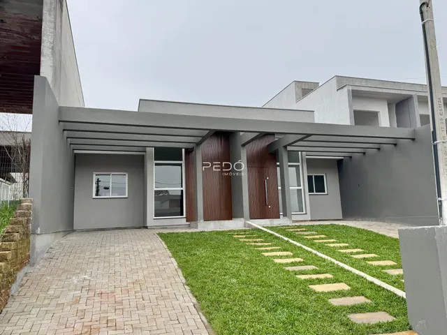 Fachada moderna de uma residência com jardim e calçada em Lajeado.