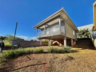 Fachada de uma casa em Lajeado, Brasil, com área externa gramada.