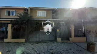 Fachada de uma residência em Lajeado, Brasil, com portão de ferro.