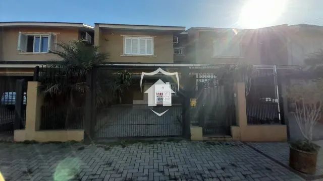 Fachada de uma residência em Lajeado, Brasil, com portão de ferro.