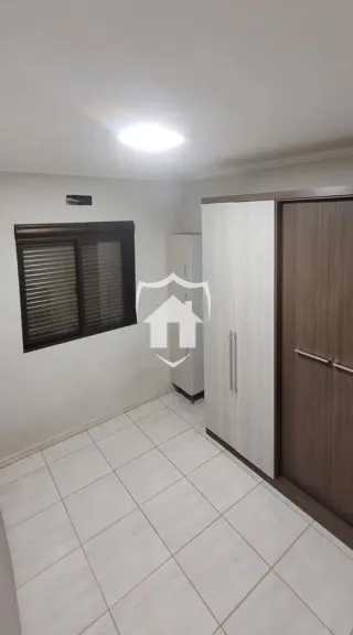 Interior de um cômodo com piso de cerâmica clara e paredes brancas.