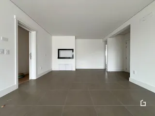 Hall de entrada com paredes brancas e piso cinza.