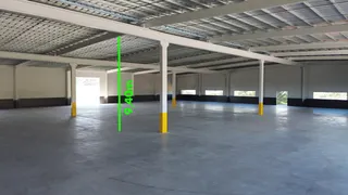 Imagem de um grande espaço interno de um prédio industrial.