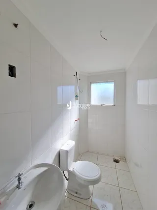A foto mostra um banheiro interno com vaso sanitário e pia.