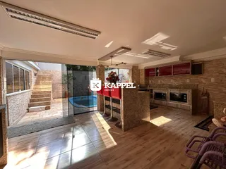 Sala de estar ampla com acesso a área externa e piscina.