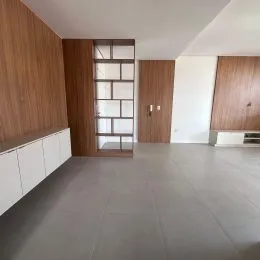 Ambiente interno com painéis de madeira e piso de cerâmica em um imóvel.