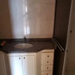 Mostrador de granito com pia em uma área de cozinha.