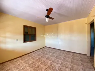 Ambiente interno de uma sala com piso de cerâmica e teto de gesso.