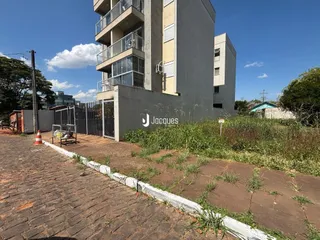 Fachada de um prédio residencial em Lajeado, Brasil, com área de jardim adjacente.