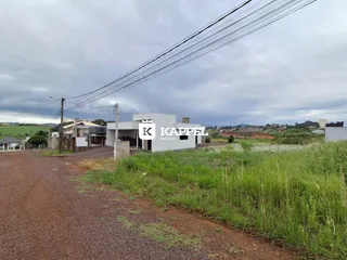 Fachada de uma casa em Lajeado, Brasil, com área de campo e estrada de terra no primeiro plano.