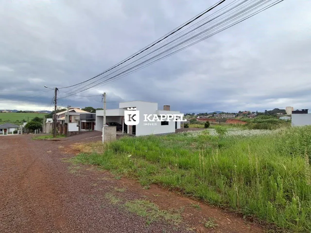 Fachada de uma casa em Lajeado, Brasil, com área de campo e estrada de terra no primeiro plano.