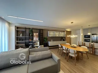 Sala de estar e jantar moderna com piso de madeira e estantes integradas.