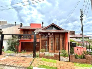 Fachada de uma casa em Lajeado, Brasil, com cerca e portão de ferro.