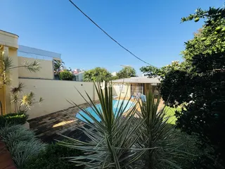 Vista externa de uma área com piscina e vegetação em Lajeado, Brasil.