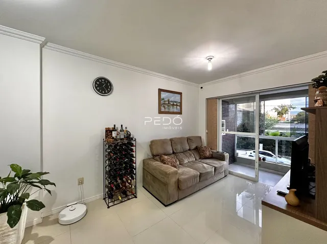 Sala de estar com sofá e acesso à varanda.
