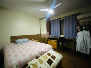 Quarto com cama e móveis de madeira.