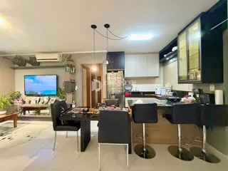 Interior de uma sala de estar com cozinha aberta em Lajeado, Brasil.
