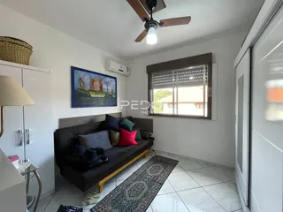 Sala de estar com sofá e janela em imóvel no Brasil.