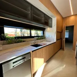 Ambiente interno com painéis de madeira e uma janela longa.