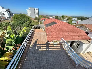 Vista de uma varanda com piso de cerâmica e grade em Lajeado, Brasil.