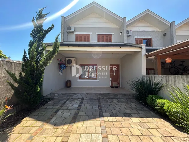Fachada de uma casa em Lajeado, Brasil, com área externa pavimentada.