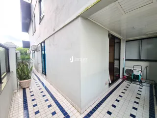 Vista lateral da fachada de uma residência em Lajeado, Brasil.