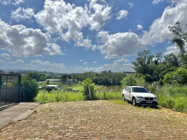 Vista externa da propriedade com paisagem verde e rio.