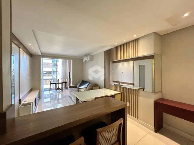 Ambiente interno de uma sala de estar com vista para o exterior.