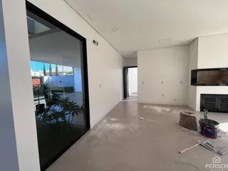 Esta é uma vista de um corredor interno de uma propriedade em fase de reforma.