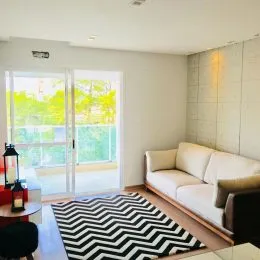Quarto com porta de vidro que oferece vista para o exterior.
