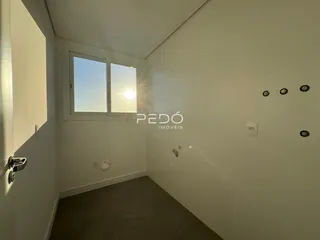 Corredor interno com piso de cerâmica e janela iluminada.